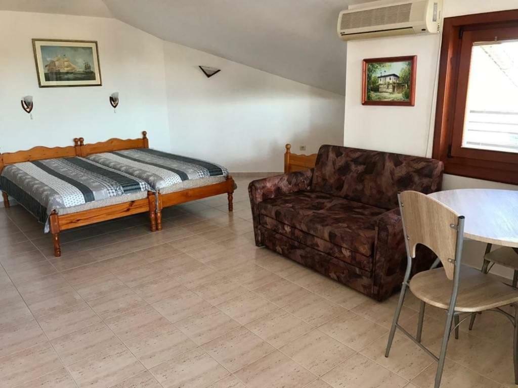 Студиа Мансарда Ненови Pomorie Luaran gambar